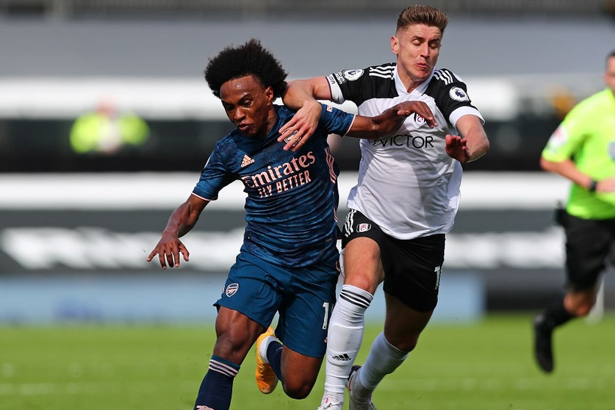 Rekrutan anyar Arsenal, Willian (kiri), saat berduel dengan salah satu pemain Fulham pada laga pembuka Premier League di Stadion Craven Cottage, Sabtu (12/9/2020) malam WIB.