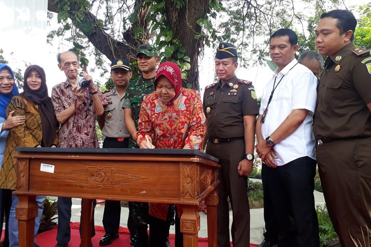 Wali Kota Surabaya Tri Rismaharini menandatangani prasasti saat meresmikan Museum Pendidikan Surabaya di Jalan Genteng Kali Nomor 10, Kelurahan Genteng, Kecamatan Genteng, Surabaya, Senin (25/11/2019).