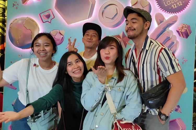 Pengunjung berfoto di depan spot instagrammable dari Lazada di acara JAKBERFEST 2019, Sabtu (30/11/2019).