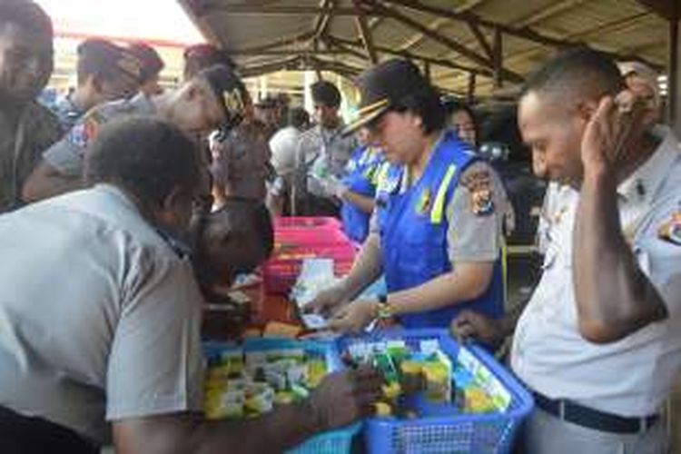 Tampak anggota Polda Papua mengikuti tes urini di Mapolda Papua, Kota Jayapura, Senin (14/3/2016). Sebanyak 350 anggota polisi yang mengikuti kegiatan ini. 