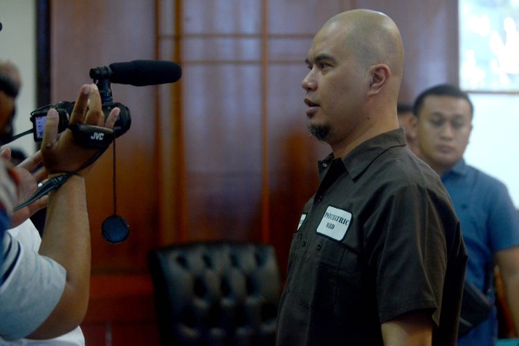 Terdakwa kasus dugaan pencemaran nama baik Ahmad Dhani Prasetyo usai mengikuti sidang di Pengadilan Negeri Surabaya, Selasa (11/6). Majelis Hakim menjatuhkan hukuman satu tahun penjara kepada terdakwa. 