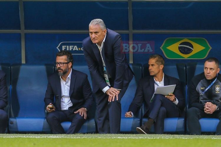 Pelatih timnas Brasil, Tite, menyaksikan anak buahnya beraksi kontra Kosta Rika pada laga fase grup Piala Dunia 2018 di Stadion Krestovsky, Saint Petersburg, pada 22 Juni 2018.