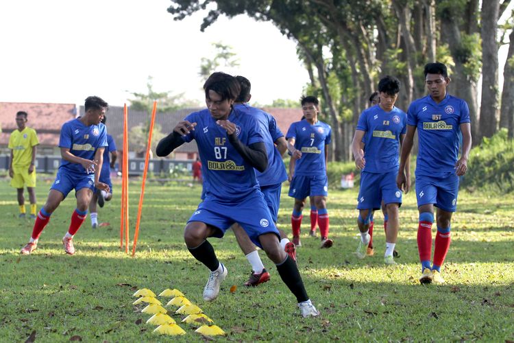 Untuk persiapan Liga 1 2021, Arema FC latihan rutin di Lapangan ketawang Gondanglegi Kabupatan Malang, Jawa Timur, Jumat (28/05/2021) pagi.