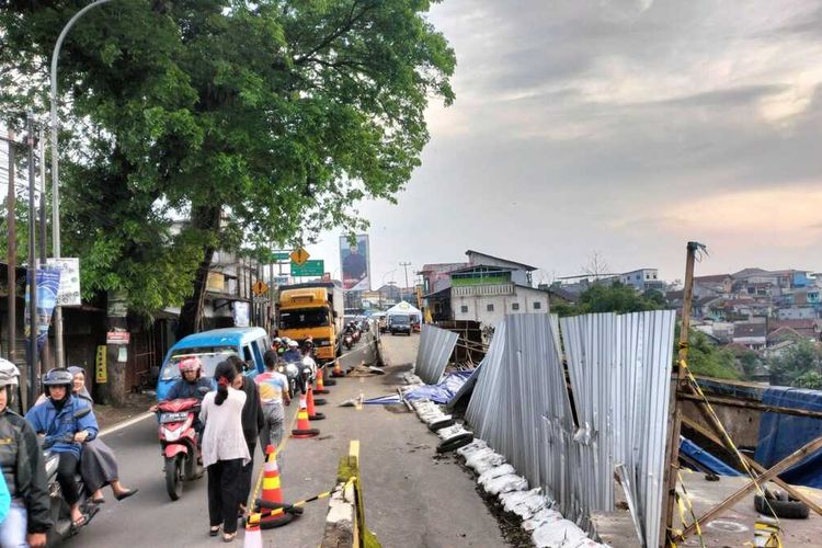 Jembatan Cikereteg yang berlokasi di ruas Jalan Raya Bogor Ciawi-Sukabumi, Caringin, Kabupaten Bogor, Jawa Barat, ambles akibat diguyur hujan deras. Kini, semua kendaraan roda empat dan selebihnya dilarang melintasi jembatan tersebut. Kendaraan dialihkan ke jalan tol.