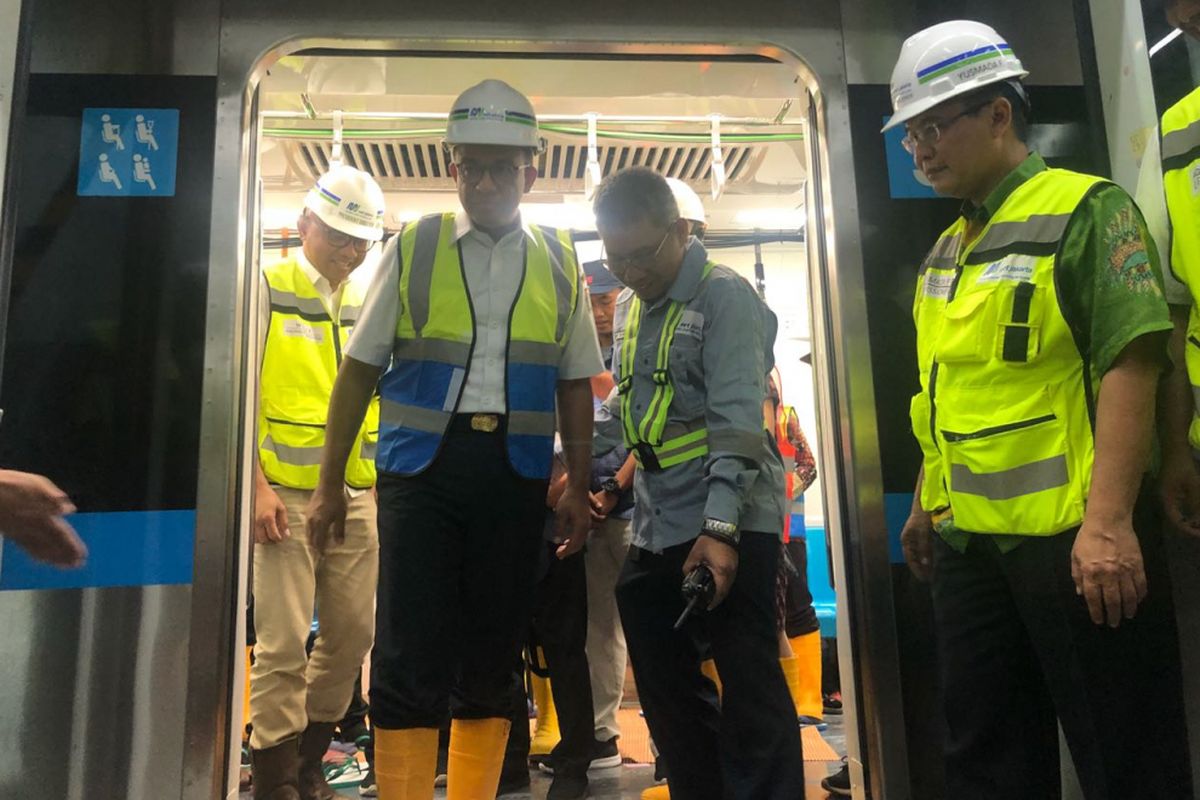 Gubernur DKI Jakarta Anies Baswedan turun dari kereta mass rapid transit (MRT) di Stasiun Bundaran Hotel Indonesia, Kamis (23/8/2018). 