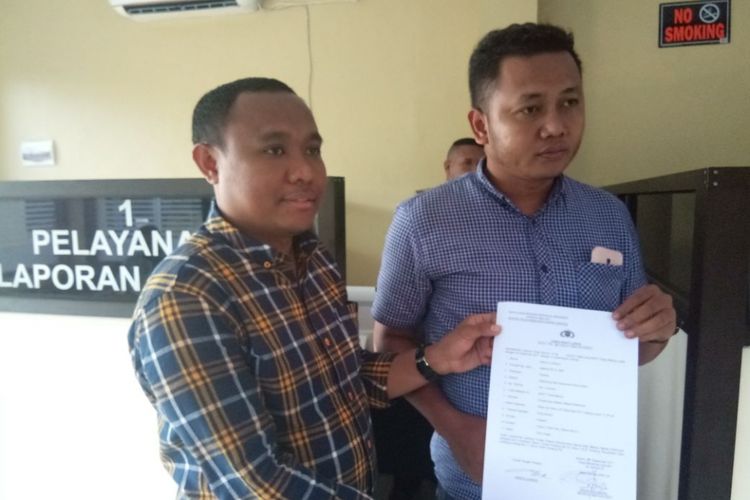 Tim Hukum pasangan calon gubernur dan wakil gubernur Maluku, Murad Ismail-Barnabas Orno melaporkan salah seorang tim relawan calon gubernur petahana Said Assagaff ke Knator Polda Maluku, Jumat (29/12/2017) 