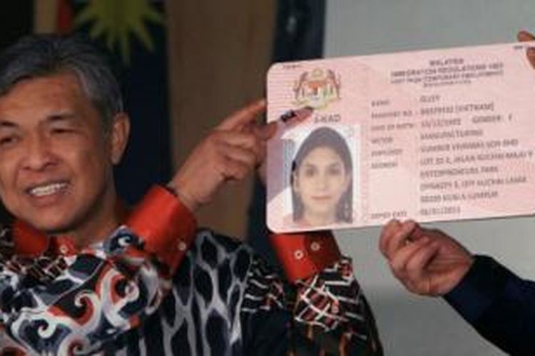 Menteri Dalam Negeri Datuk Seri Ahmad Zahid Hamidi meluncurkan i-Kad di Putrajaya, Malaysia, Kamis (9/1/2014).
