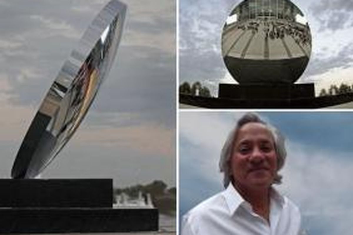 Patung cermin karya Anish Kapoor ini baru diresmikan Jumat (11/10/2013) lalu di stadion AT & T di Dallas, Amerika Serikat. Berbentuk lingkaran berdiameter 35 kaki dari baja, cermin raksasa ini mampu merefleksikan langit terbuka dan lalu lalang ratusan ribu penggemar sepak bola di stadion yang berdiri depan cermin itu. 