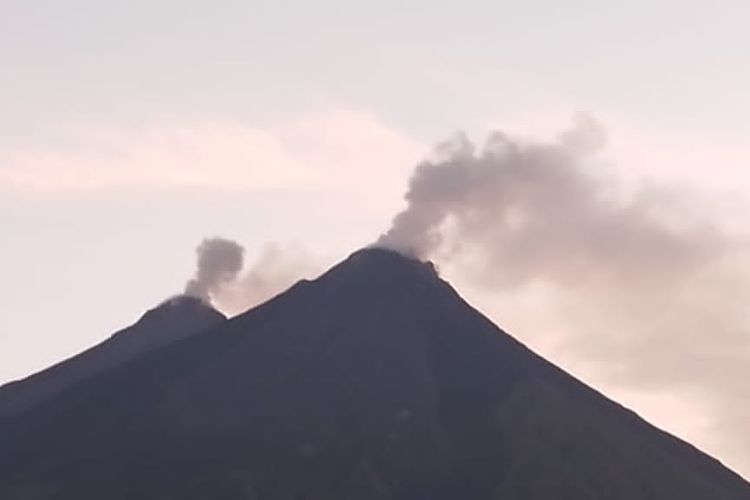 Tampak asap putih tebal di puncak kanan dan asap putih tipis tebal di puncak kiri Gunung Karangetang, Rabu (1/4/2026)      