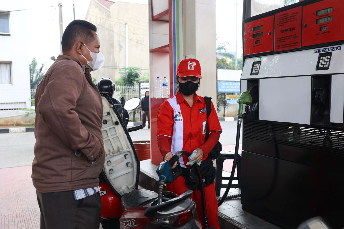 Warga terpaksa membeli BBM non-subsidi pertamax akibat BBM bersubsidi Pertalite di salah satu Stasiun Pengisian Bahan Bakar Umum (SPBU) di Depok, Jawa Barat kosong, Rabu (3/8/2022). Kuota BBM subsidi akan habis pada akhir tahun ini. Konsumsi BBM jenis Pertalite tahun ini diproyeksikan bakal mencapai 28 juta Kiloliter. Sementara kuota yang sudah ditetapkan pemerintah pada tahun ini hanya 23,05 juta Kiloliter, sehingga diprediksi hanya bertahan sampai September 2022.