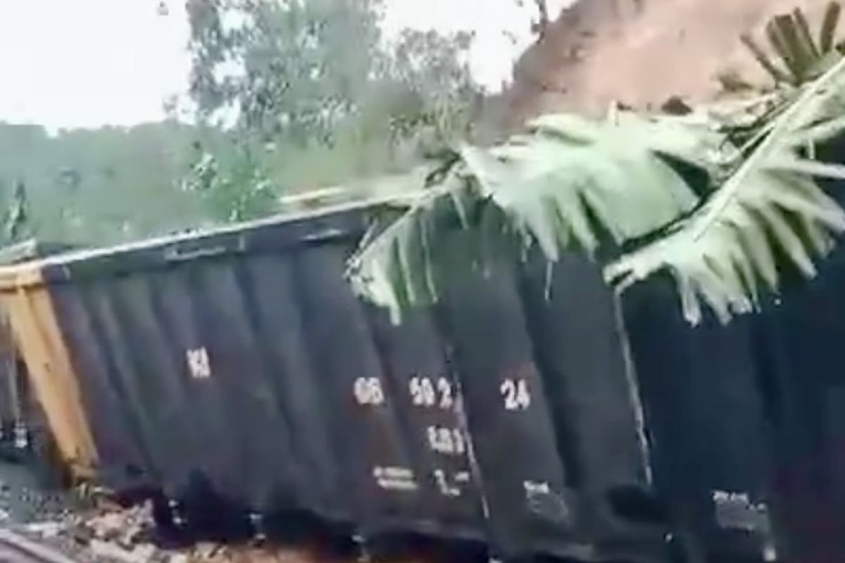 Diterjang Longsor Saat Banjir Bandang, Gerbong KA Batubara Keluar Rel