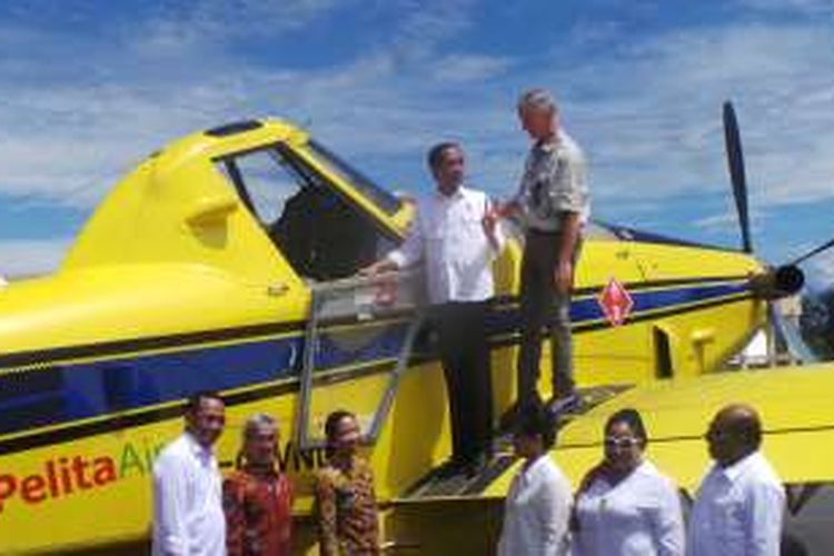 Presiden Joko Widoddo naik ke sayap pesawat Air Traktor AT-802, di Yahukimo,Selasa (18/20/2016).