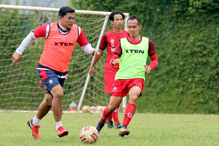 Asisten pelatih Madura United Dwi Priyo dijaga ketat Slamet Nurcahyo saat internal game saat akhir latihan rutin di Lapangan Agrokusuma Batu, Jawa Timur, Rabu (03/03/2021) pagi