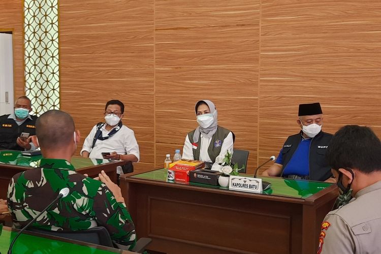 Wali Kota Malang Sutiaji, Wali Kota Batu Dewanti Rumpoko dan Bupati Malang Sanusi usai rapat bersama Gubernur Jawa Timur Khofifah Indar Parawansa di BPSDM Kota Malang, Rabu (11/8/2021).