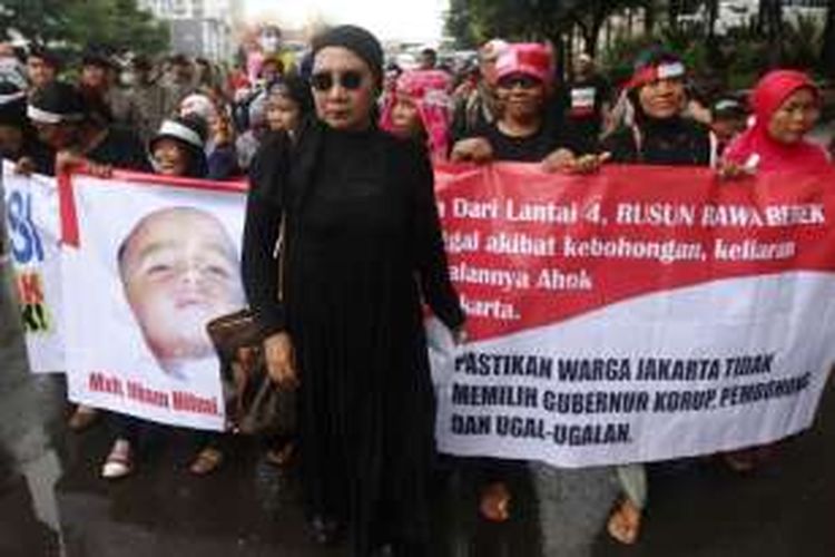 Ratna Sarumpaet bersama para demonstran yang melakukan aksi jalan kaki menuju kantor KPU DKI Jakarta, Rabu (21/9/2016).