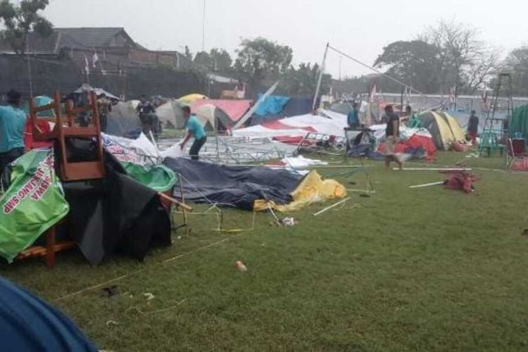Kondisi tenda peserta Jambore Pramuka se Kabupaten Bojonegoro di Desa Pilanggede, Kecamatan Balen, Kabupaten Bojonegoro, Jawa timur, yang porak-poranda akibat diterjang angin kencang, Sabtu (13/8/2022).