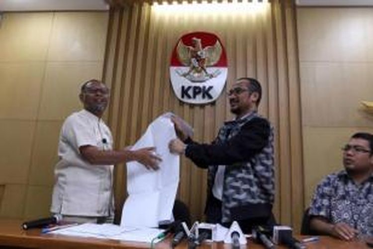 Ketua KPK Abraham Samad (kanan) didampingi Wakil Ketua KPK Bambang Widjojanto menunjukkan skema penyelidikan saat memberikan keterangan kepada wartawan terkait penetapan Komjen Budi Gunawan sebagai tersangka, di Jakarta, Selasa (13/1/2015).