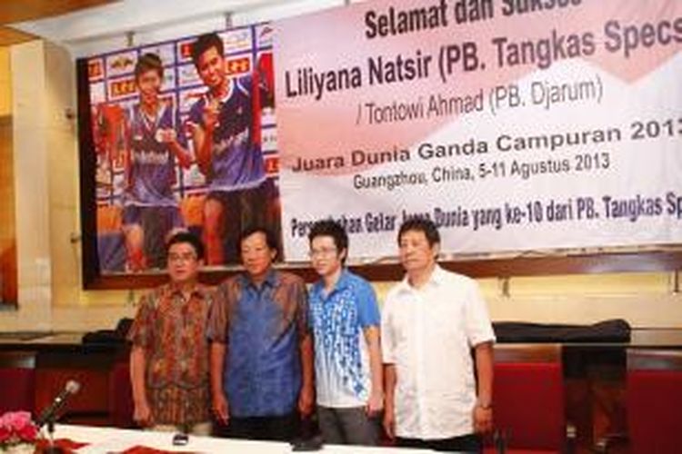 LKiliyana Natsir mendapat penghargaan.