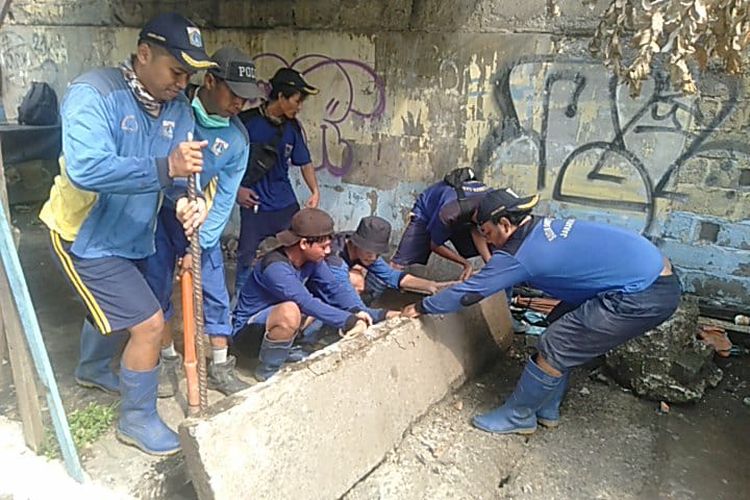 Petugas SDA Kecamatan Kelapa Gading Jakarta Utara tengah membersihkan seidmen lumpur yang tinggi di saluran Jalan Bekasi Raya, Jakarta Utara, Jumat (11/3/2022).