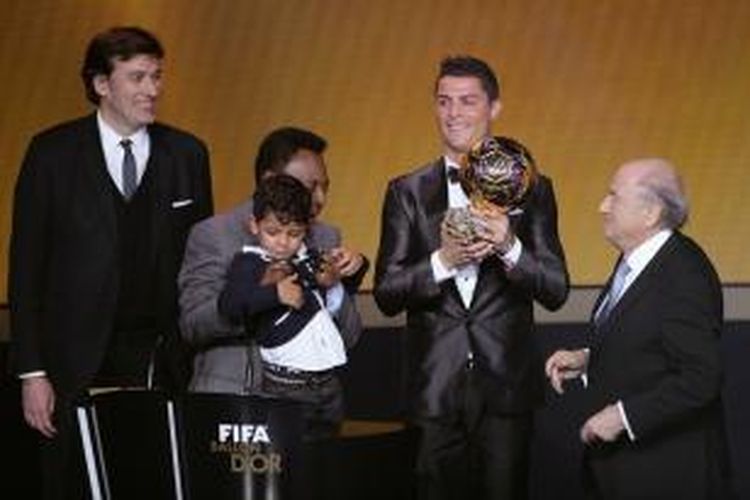 Bintang Real Madrid, Cristiano Ronaldo, saat menerima penghargaan FIFA Ballon d'Or 2013 di Zurich, Swiss, Senin (13/1/2014).
