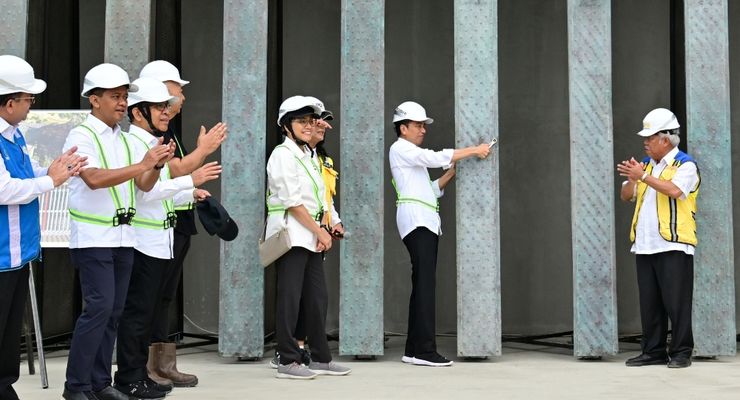 Jokowi Pasang Bilah Pertama Garuda di Kantor Presiden IKN, Pembangunan Sudah 38 Persen