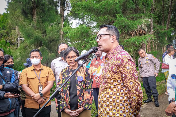 Gubernur Jawa Barat Ridwan Kamil kunjungi Observatorium Bosscha pada peringatan 100 tahun di Lembang, Bandung Barat, Senin (30/1/2023).