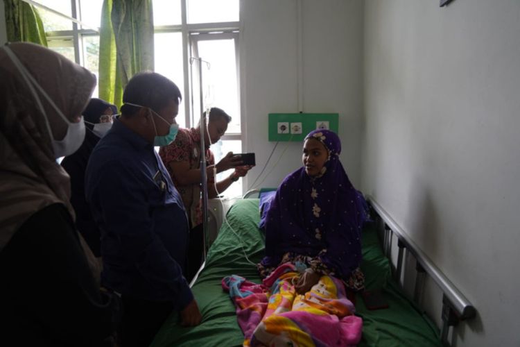 Bupati Garut Rudy Gunawan menjenguk korban keracunan massal di Puskesmas Cilawu, Garut, Jabar, Selasa (10/10/2023) 
