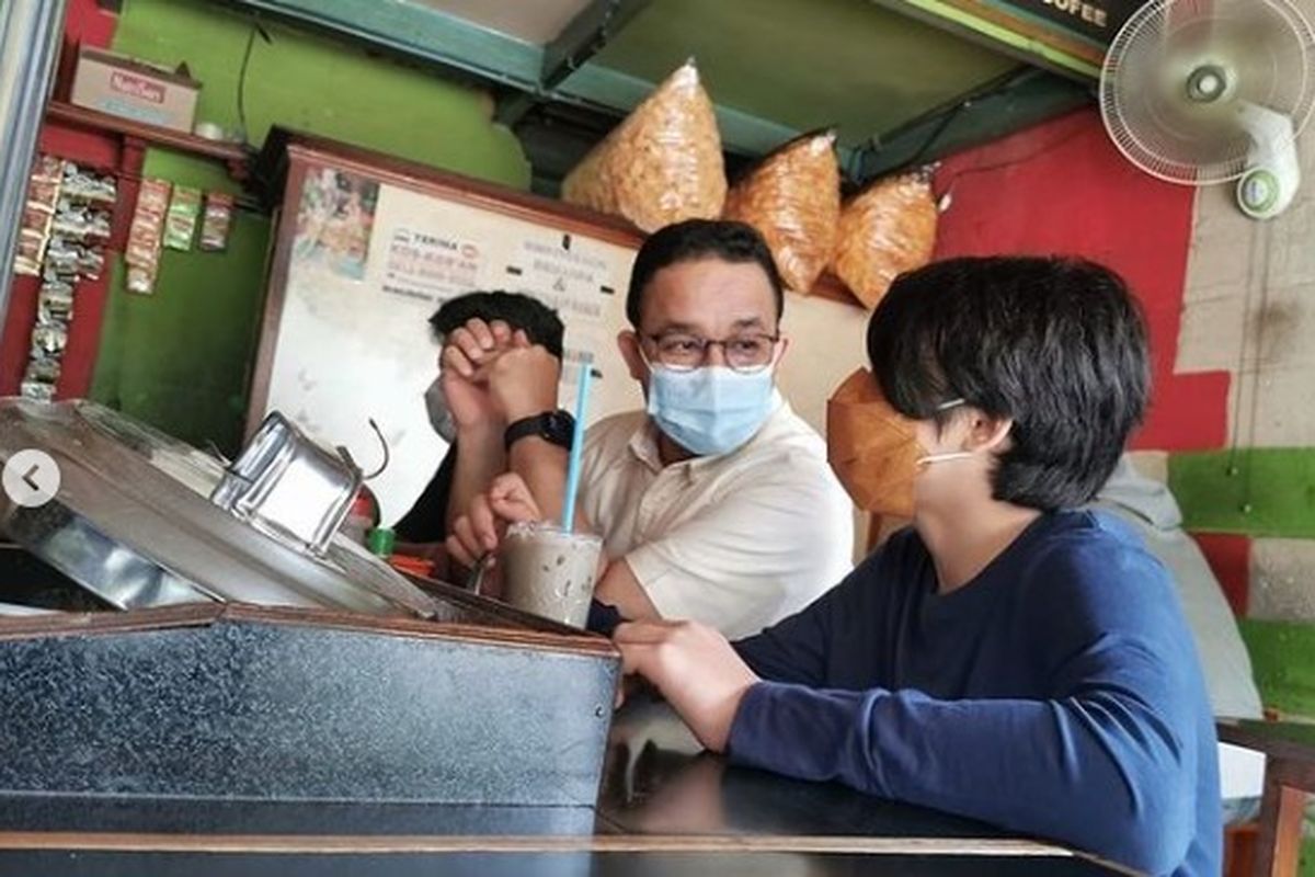 Gubernur DKI Jakarta Anies Baswedan blusukan ke warung kopi di Cipete, Jakarta Selatan, Minggu (14/3/2021)