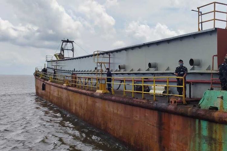 Kapal penambang pasir laut di perairan Pulau Rupat, Kabupaten Bengkalis, Riau, yang ditangkap dan diamankan oleh Kementerian Kelautan dan Perikanan, Senin (14/2/2022).