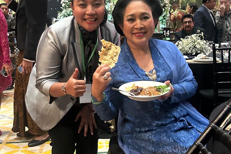 Titiek Soeharto saat mencicipi kuliner dari Sidoarjo, Pecel Rawon Bok Legi, Rabu (19/6/2025).