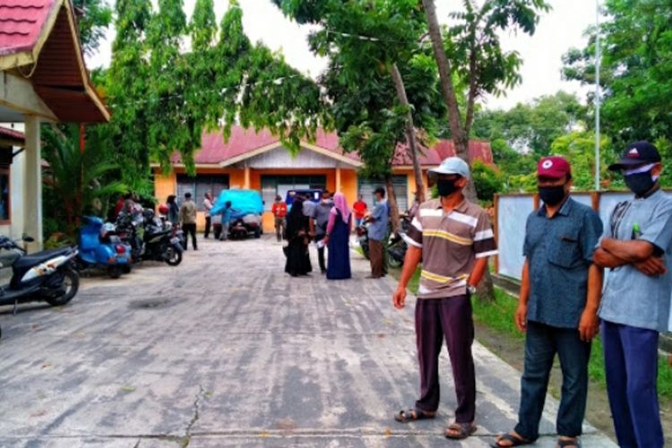 Forum RT/RW Kelurahan Simpang Baru, Kecamatan Tampan, Kota Pekanbaru, Riau, saat menolak bantuan sembako dampak Covid-19 dari Pemkot Pekanbaru, karena tidak sesuai dengan data yang diusulkan, Minggu (26/4/2020).