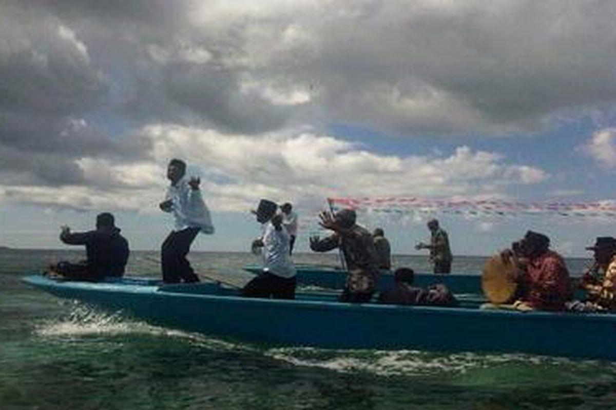 Wakil Menteri Perindustrian, Alex Retraubun, menari di atas perahu, sebelum panen raya rumput laut, di Maluku Utara, Minggu (30/10/2011).