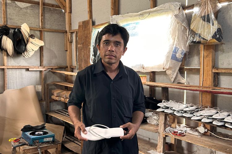 Sonny Agustina, pemilik usaha alas kaki D?Sandals Store ketika ditemui di lokasi usahanya di Bogor, Jawa Barat. 