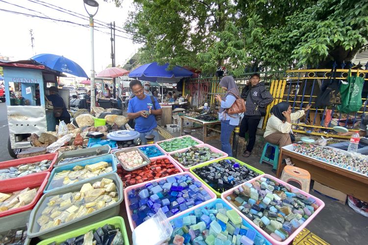 Para Kolektor Merawat dan Berburu Keindahan Batu Akik di Rawa Bening...