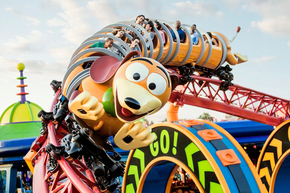 Wahana roller coaster di Disney Hollywood Studio.