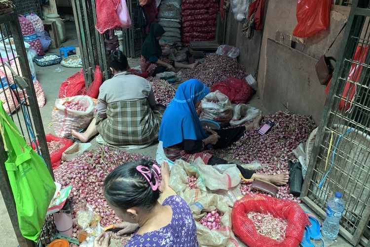 Cerita Sulastri Pengupas Bawang di Kramat Jati Jaktim, Diupah Rp 3.000 Per Kilogram