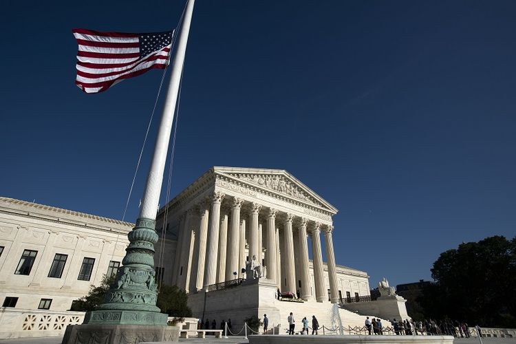 Bangunan Mahkamah Agung AS di Washington. Di dalam foto ini, tampak para pelayat memberi penghormatan terakhir saat jasad Hakim Agung AS Ruth Bader Ginsburg berbaring di bawah Portico di puncak tangga depan gedung Mahkamah Agung AS pada Rabu, 23 September 2020.