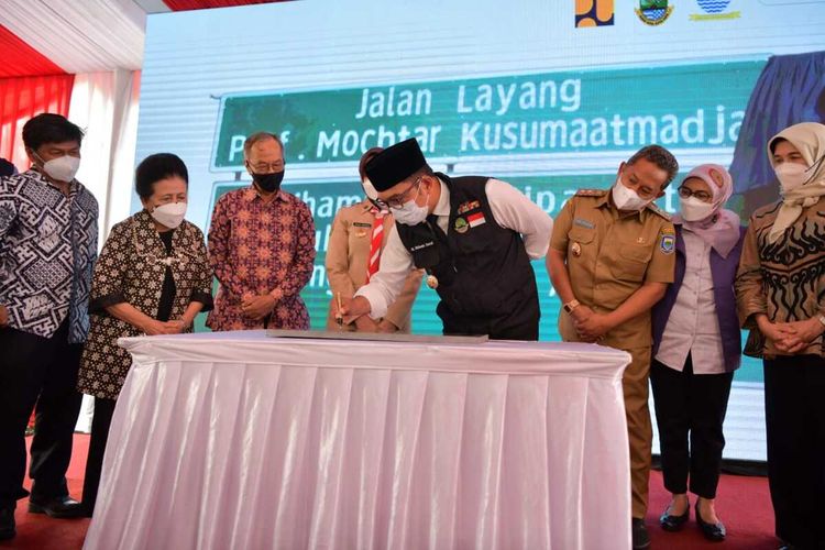 Gubernur Jawa Barat Ridwan Kamil meresmikan penggantian nama Jalan Pasupati menjadi Jalan Mochtar Kusumaatmaja di halaman Kantor Inspektorat Jabar, Kota Bandung, Selasa (1/3/2022).