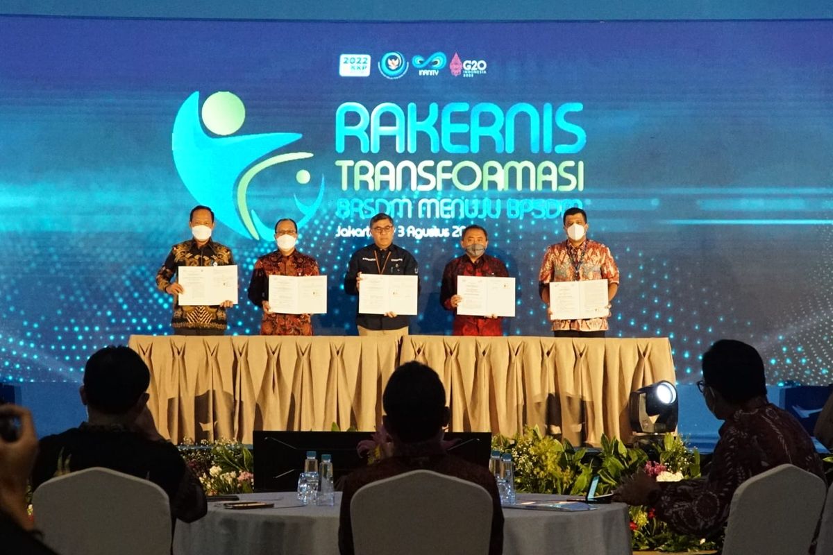 Penandatangan dokumen kerja sama pengembangan SFV antara BRSDM dengan Direktorat Jenderal Pembangunan Desa dan Perdesaan, Kementerian Desa dan Pembangunan Daerah Tertinggal dan Transmigrasi, PT. Bank Negara Indonesia, PT. Telkom Indonesia; serta PT. XL Axiata pada Rapat Kerja Teknis (Rakernis) BRSDM menuju BPSDM Tahun 2022, Selasa (2/8/2022), di Jakarta.