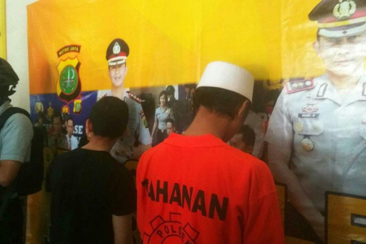 Tomi (18) (kanan) , pemuda Gang Buncit V, Mampang Prapatan, yang ditangkap polisi pada Jumat (8/9/2017) dini hari saat sedang tawuran.