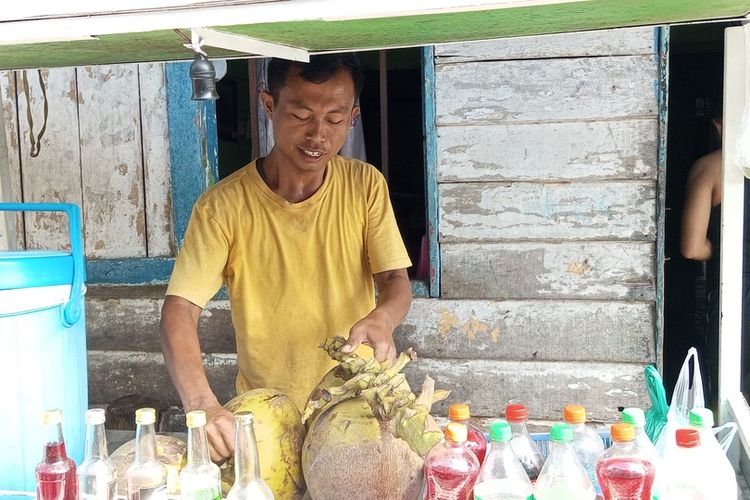 Salah seorang warga penjual kelapa muda di Kota Pekanbaru, Riau, yang merasa terbantu dengan program MBG Polda Riau, Kamis (30/10/2025).
