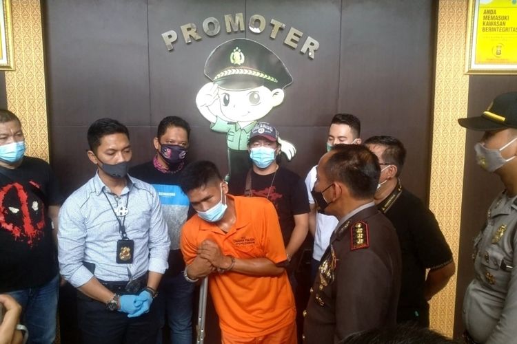 Suryanto (20) pelaku pembunuhan ibu dua anak mengalami patah kaki usai melompat dari jendela rumah korban. Pelaku dihadirkan polisi dalam gelar perkara yang berlangsung di Polrestabes Palembang, Selasa (10/11/2020).