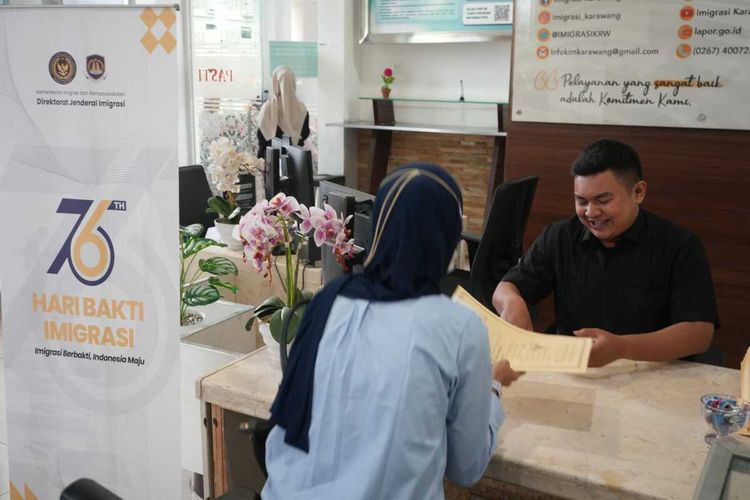 Proses wawancara pembuatan paspor di Kantor Imigrasi Kelas I Non TPI Karawang.