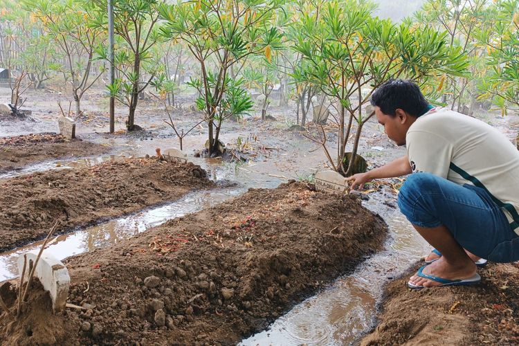 Makam korban tragedi Kanjuruhan yang akan diotopsi, Sabtu (5/11/2022) besok.