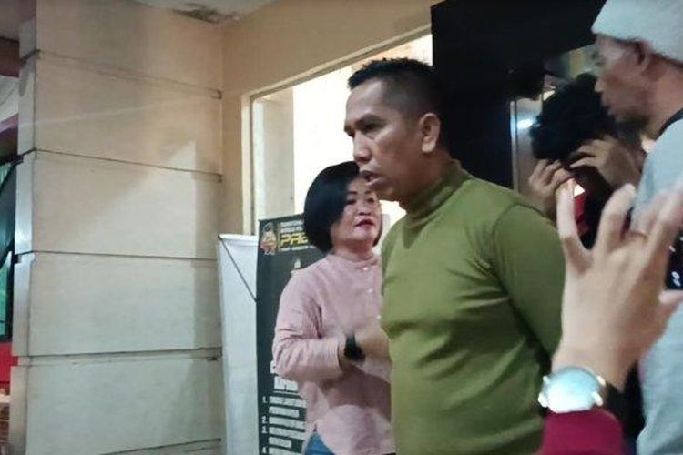 AKBP Achiruddin Hasibuan (baju hijau) setelah diperiksa Propam Polda Sumut terkait penganiayaan yang dilakukan anaknya, Aditya Hasibuan, terhadap seorang mahasiswa bernama Ke Admiral.

