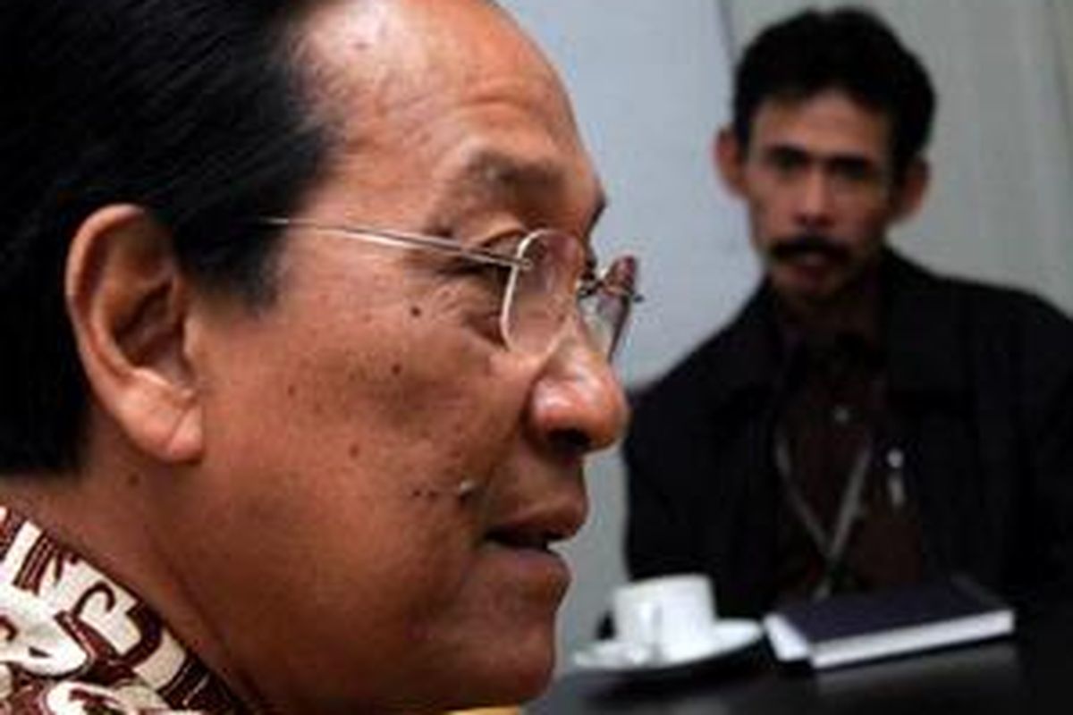 Gubernur Daerah Istimewa Yogyakarta Sri Sultan Hamengku Buwono X, ketika berkunjung ke kantor Persda Kompas Gramedia, Jakarta, Senin (28/4). Sultan datang untuk berdiskusi bersama jajaran redaksi membahas persoalan kebudayaan dan kebangsaan.