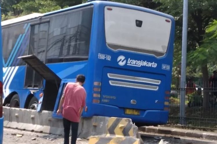 Bus Transjakarta mengalami kecelakaan tunggal di Jalan Jembatan Tiga Raya, tepatnya di Halte Penjaringan, Pluit, Kecamatan Penjaringan, Jakarta Utara, pada Selasa (19/7/2022) sekitar pukul 12.05 WIB. PT Transjakarta ancam sanksi, berupa denda kepada mitra operator yang melanggar prosedur standar operasi.