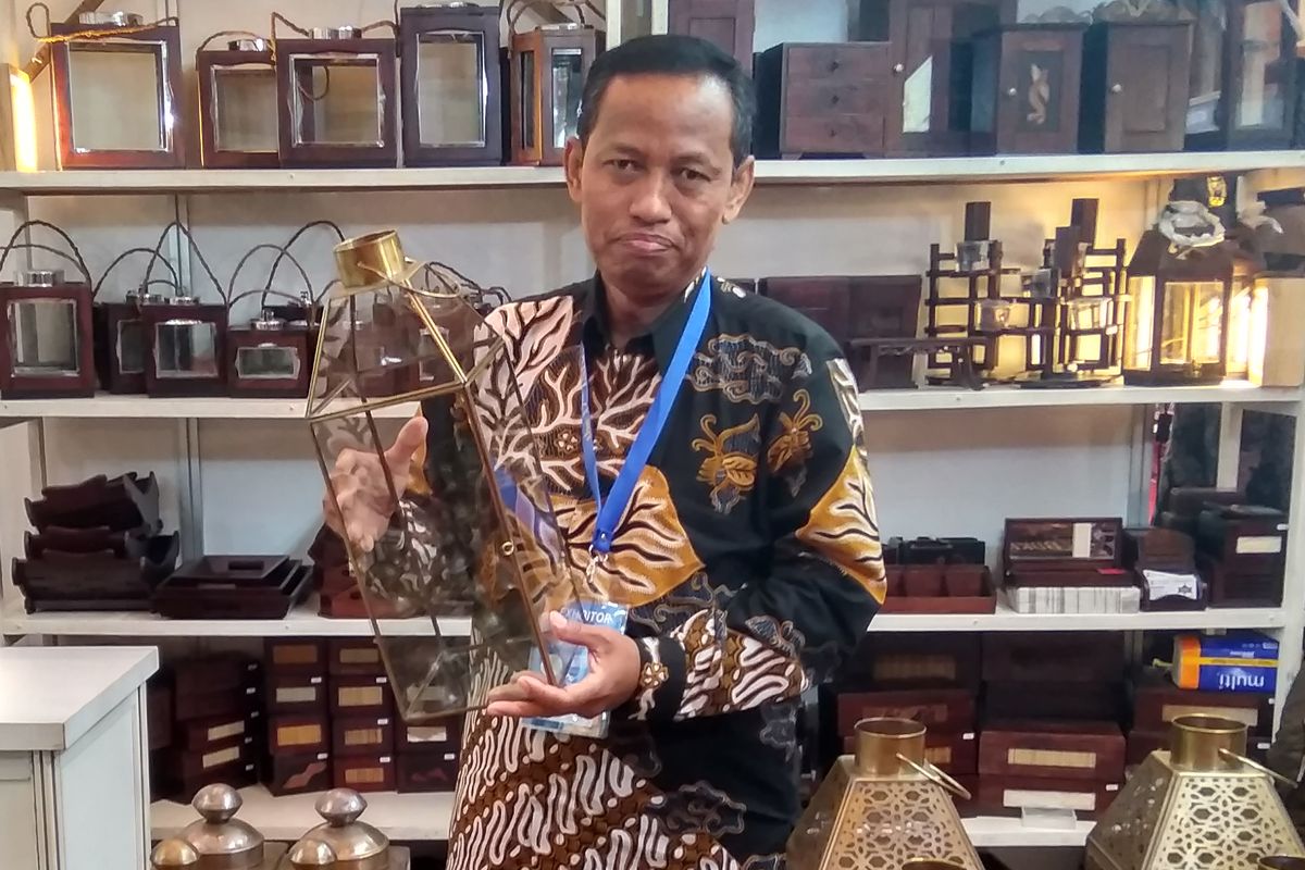 Amin Sutimin pemulik Aneka Karya glass