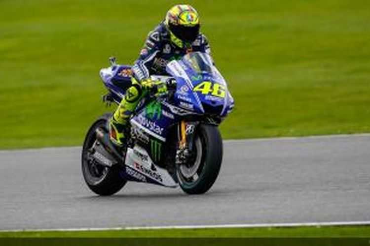 Pebalap Movistar Yamaha asal Italia, Valentino Rossi, membalap di Sirkuit Silverstone pada sesi latihan bebas kedua GP Inggris, Jumat (29/8/2014).