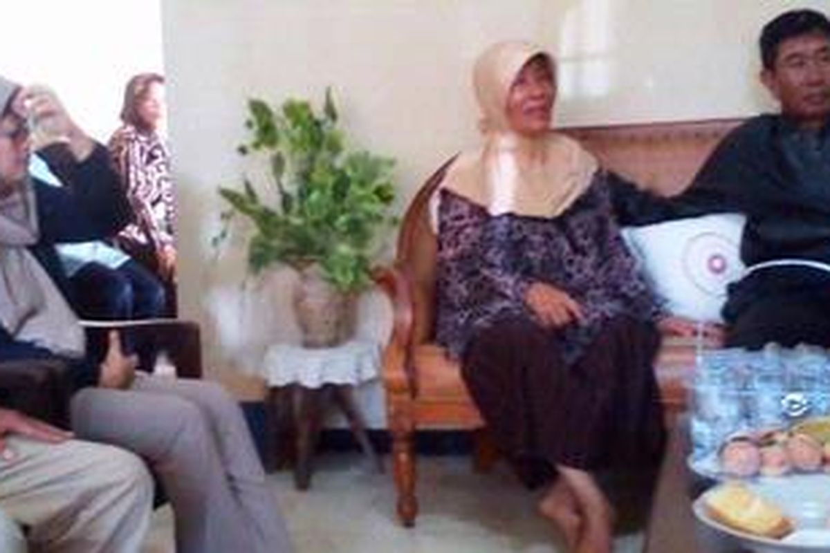 Tri Kardiani, ibunda Aditya Sukardi, salah satu korban kecelakaan pesawat Sukhoi Superjet 100, bersama keluarga lainnya saat memantau pemberitaan di televisi di rumahnya di Malang, Jawa Timur.